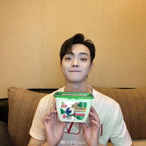 明星许凯的粉色,许凯演绎时尚粉色调魅力