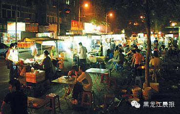 哈尔滨头条大排档,街头美食的夜生活传奇