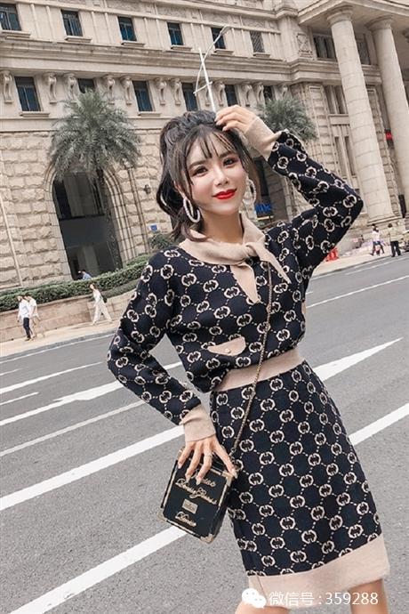 网红小香风短裙搭配,演绎时尚与优雅的街头风采