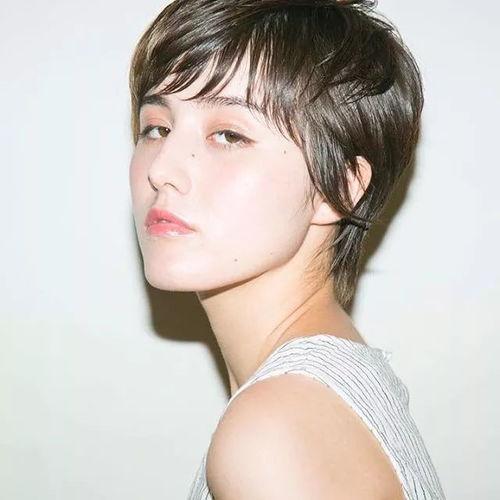 短发女孩吃瓜,短发女孩的夏日瓜香时光